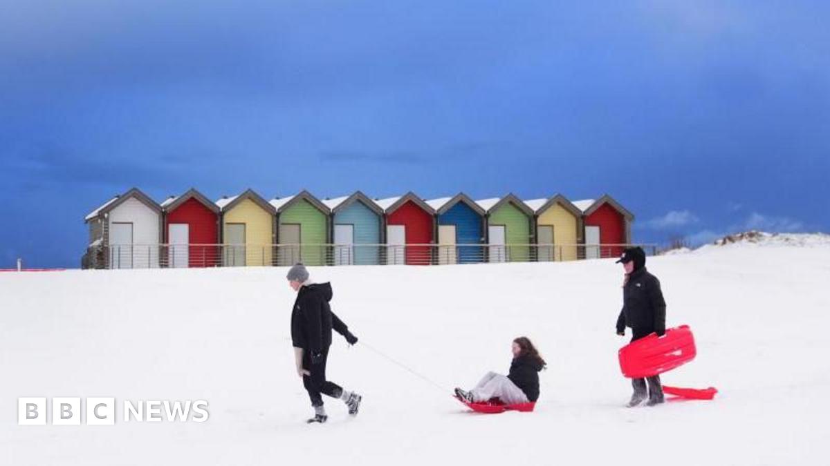 UK weather latest: Snow closes hundreds of schools as cold snap hits