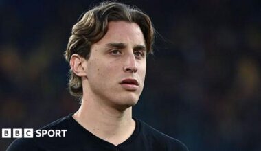 Edoardo Bove in a Serie A match between Fiorentina and Roma