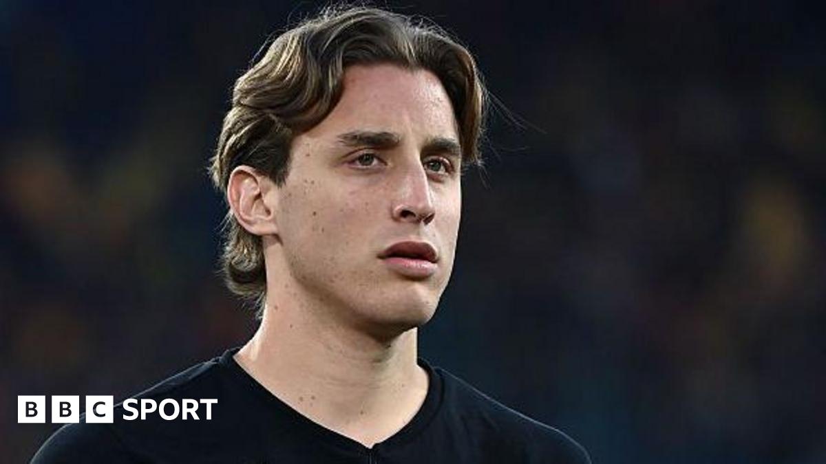 Edoardo Bove in a Serie A match between Fiorentina and Roma