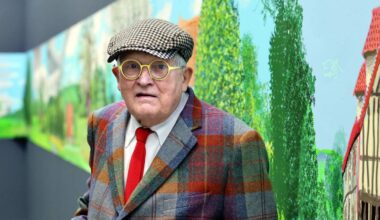 Moving Bayeux Tapestry is ‘mad gamble’, Hockney tells British Museum