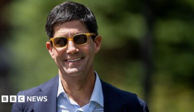 Kevin Warsh, former governor of the US Federal Reserve, wearing sunglasses and smiling at the Allen & Co. Media and Technology Conference in Sun Valley, Idaho, US, on Wednesday, July 9, 2025.