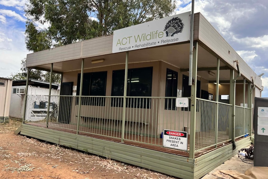 A small demountable building with the ACT Wildlife logo on it.