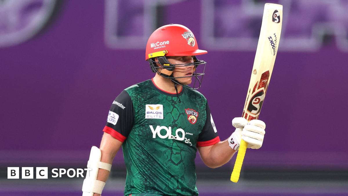 Manchester United head coach Ruben Amorim in a dark winter coat on the touchline before the 1-1 draw with Leeds