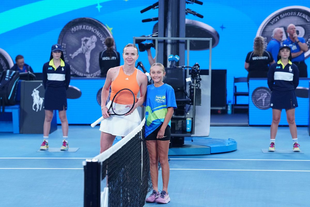 Elina Svitolina and Ava Sultana pose for a photo