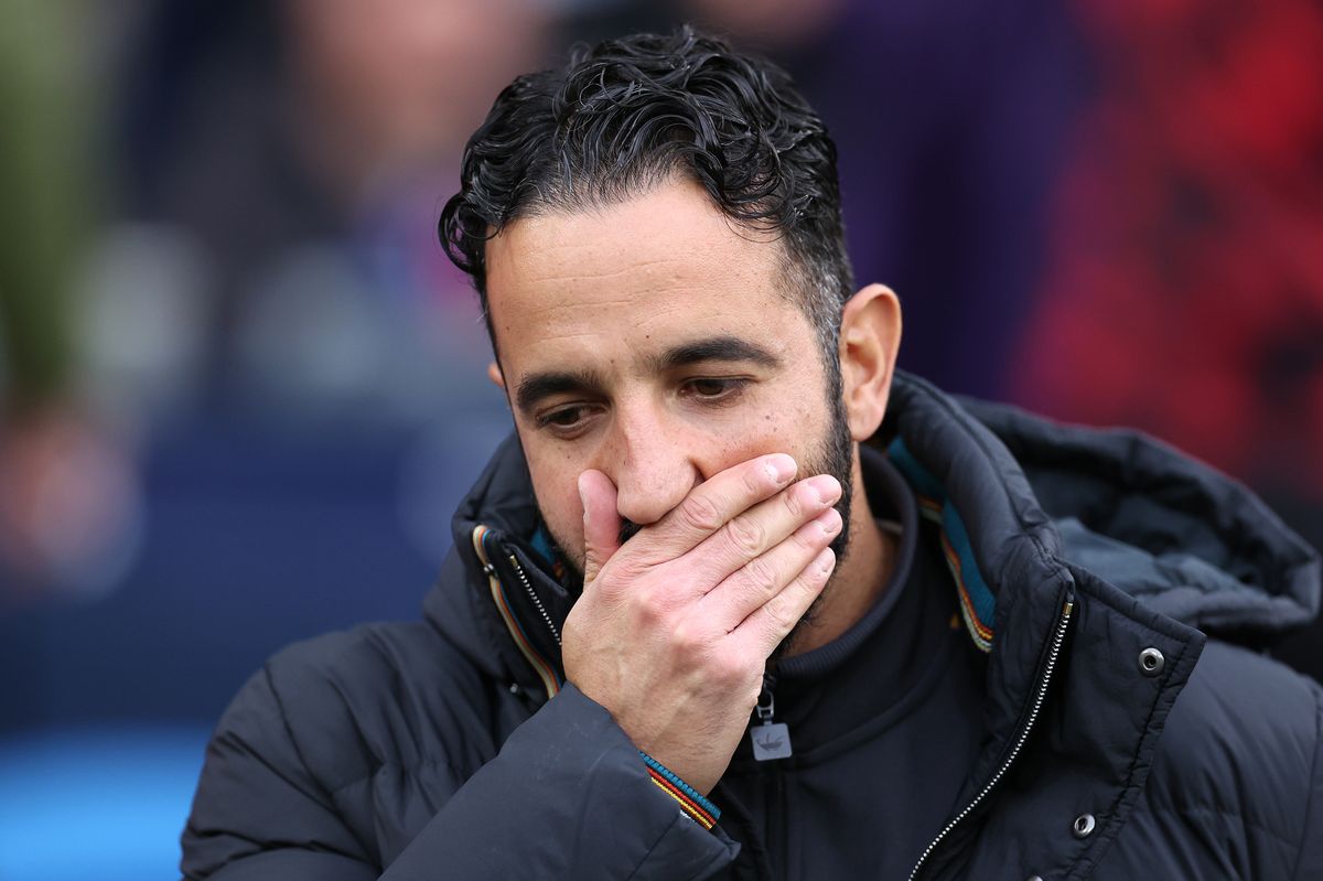 Ruben Amorim puts his hand on his face