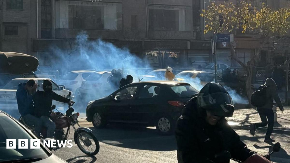 A cloud of tear gas floats across a road as cars and motorcycles pass through it, in Tehran (25/12/25)