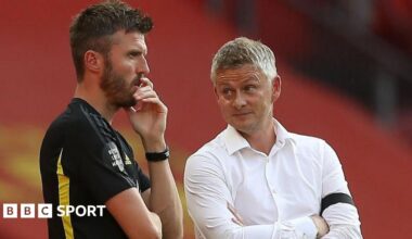 Michael Carrick and Ole Gunnar Solskjaer in conversation