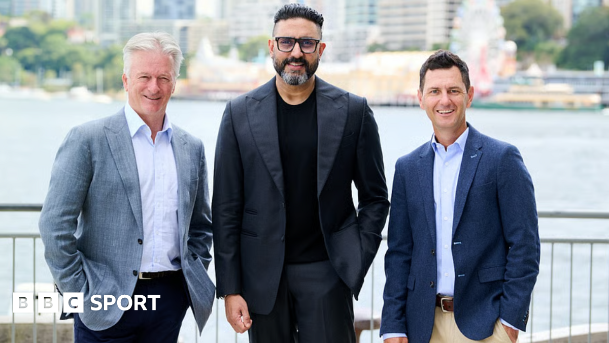 ETPL co-owner Abhishek Bachchan with ex-Australia cricket captain Steve Waugh and former Australia hockey player Jamie Dwyer, who have both invested in the Amsterdam Flames