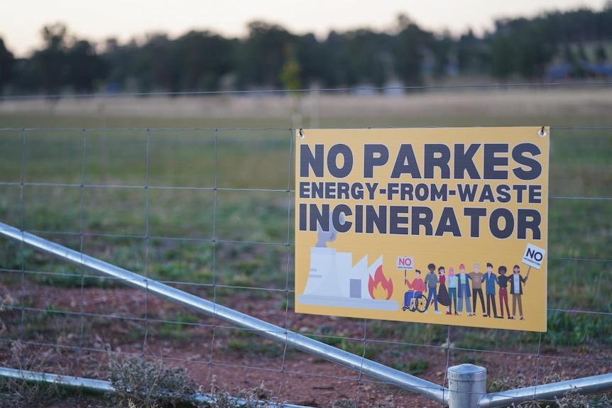A sign stating no Parkes energy from waste incinerator on a fence 