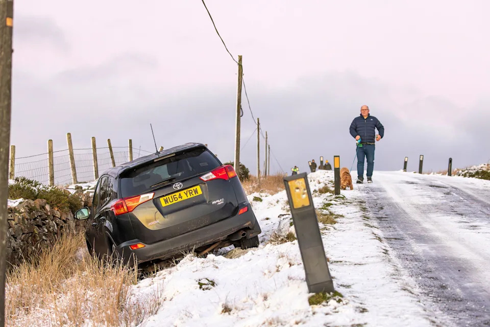 Clee Hill, UK. 2nd January, 2026. UK weather: snow and freezing temperatures make icy road conditions treacherous for motorists in Shropshire. Credit: Lee Hudson/Alamy Live News