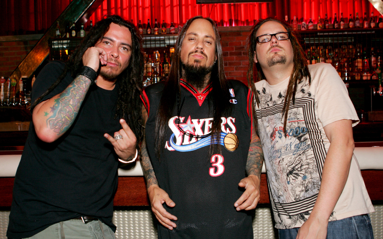 Lil Jon, Snoop and more rock out and enjoy themselves behind the scenes of the Twisted Transitor video.