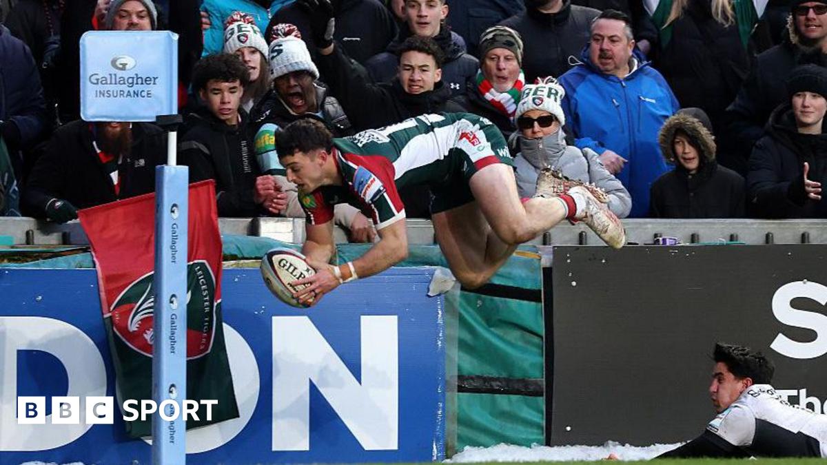 Manchester United head coach Ruben Amorim in a dark winter coat on the touchline before the 1-1 draw with Leeds