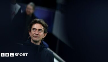 Thomas Frank celebrates the win against Borussia Dortmund