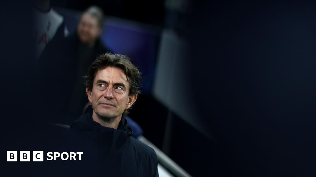 Thomas Frank celebrates the win against Borussia Dortmund