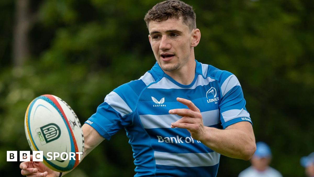 Cormac Foley passes the ball in Leinster training