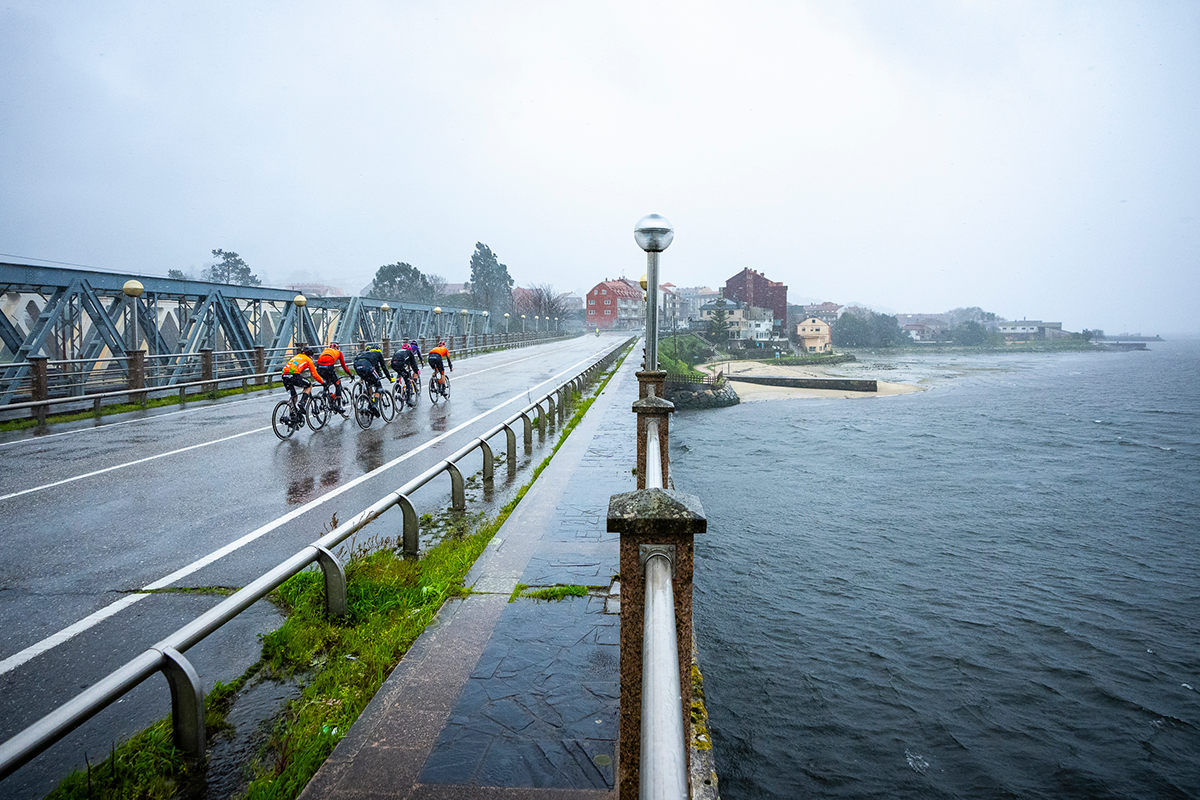 Riders racing on stage 4 of the 2024 O Gran Camiño