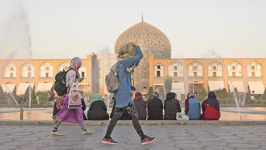 Iranian women at a public square in central Isfahan (Photo: Sun_Shine/Shutterstock) נשים איראניות בכיכר עירונית במרכז העיר אספהאן