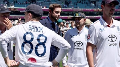 Stuart Broad talks with England's Joe Root during the presentation ceremony at the end of the fifth Ashes Test. (AFP)