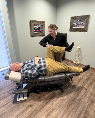 Dr. Emily Hubert working with long-time patient Kevin Konefall. (CNW Group/Chiropractic Association of Alberta)
