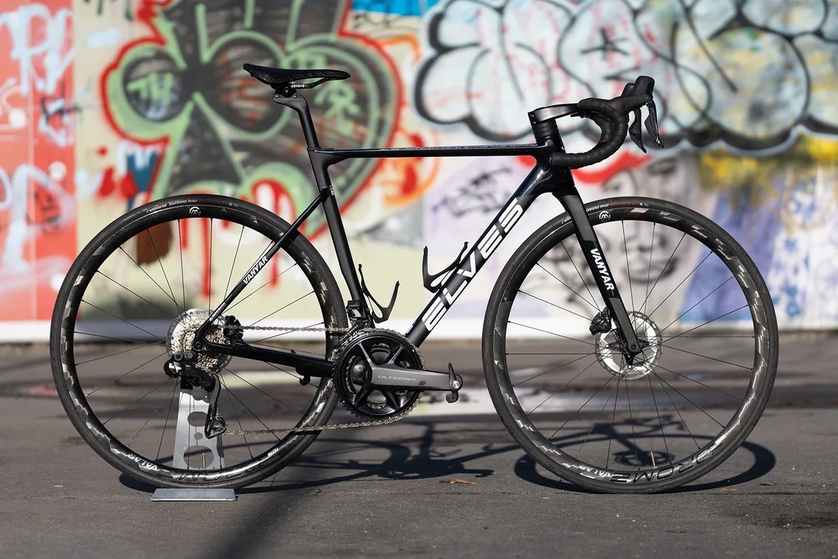 Pack shot Elves Vanyar Pro Disc road bike
