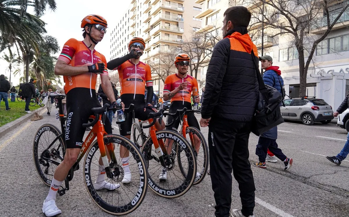 Euskaltel-Euskadi riders with Quick Pro ER One bikes