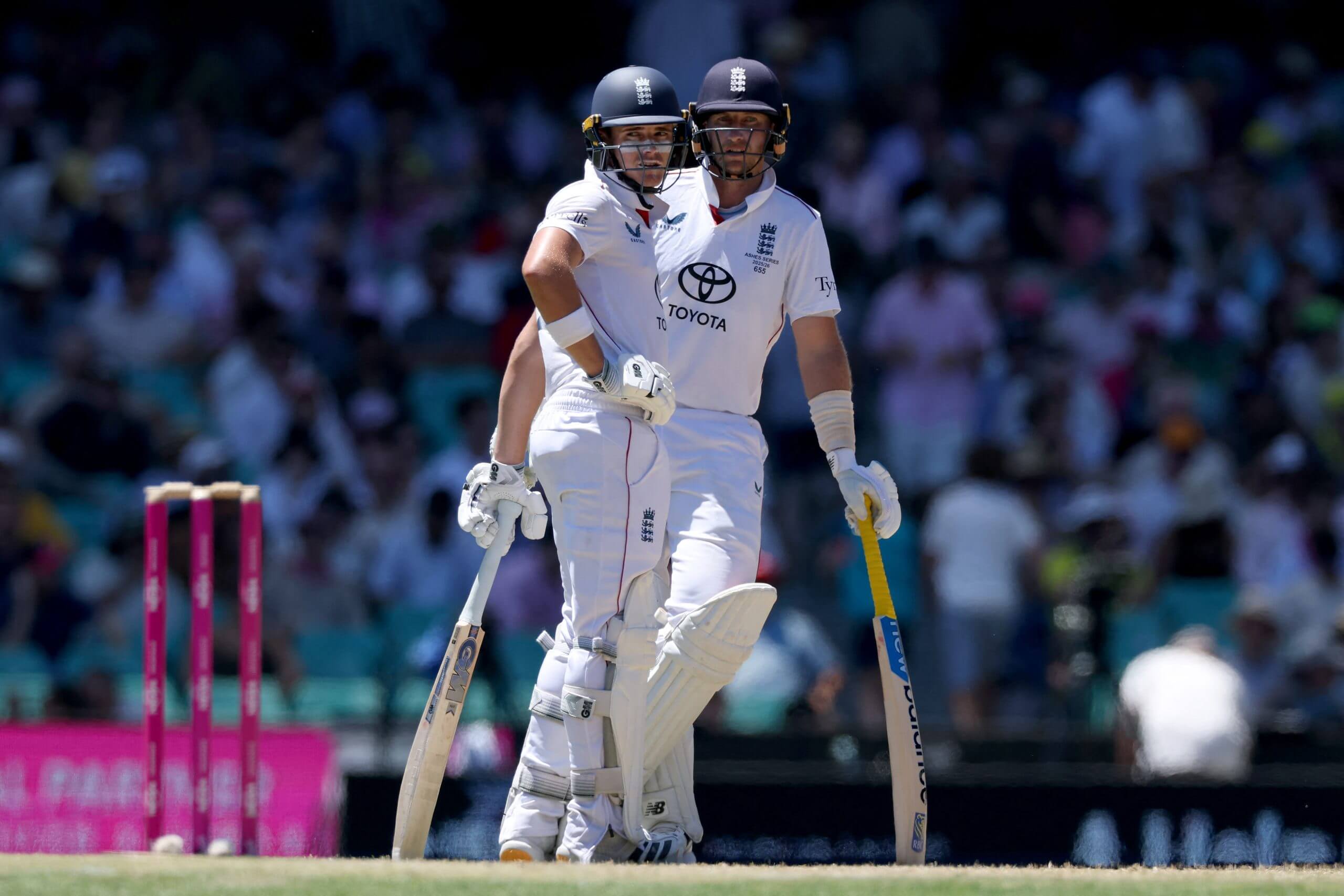 Jacob Bethell and Joe Root batting together in Sydney