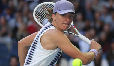 Swiatek reaches 24th straight major third round in Melbourne