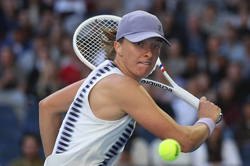 Swiatek reaches 24th straight major third round in Melbourne