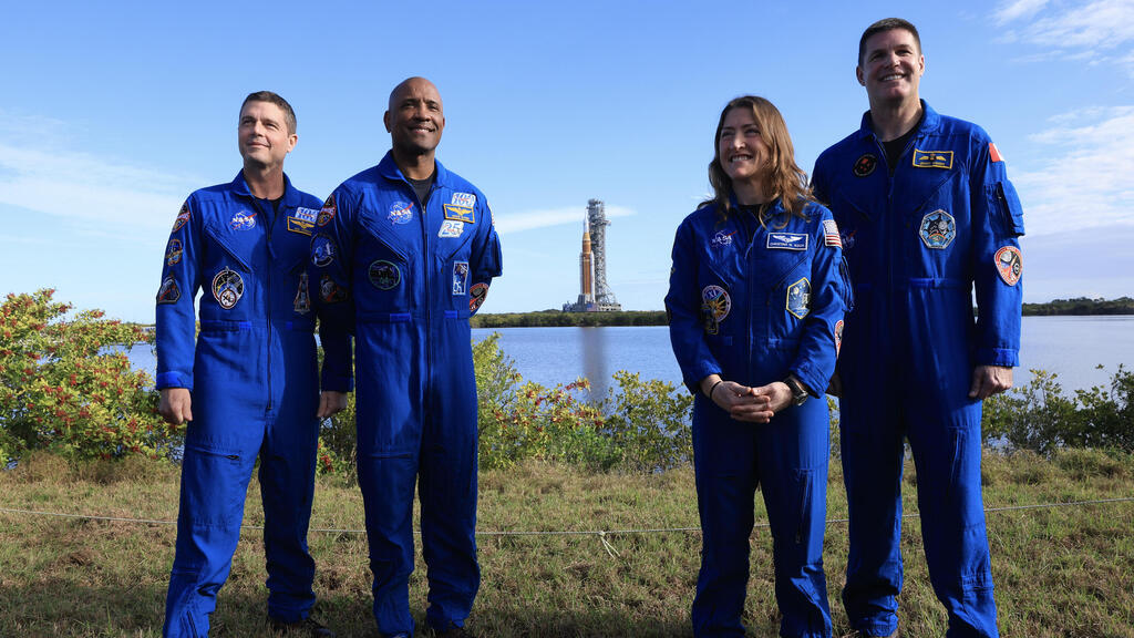 Koch with her Artemis 2 crewmates, including Victor J. Glover, the first African American to see the moon up close (Photo: Joe Raedle/Getty Images ) כריסטינה קוך וצוות ארטמיס II