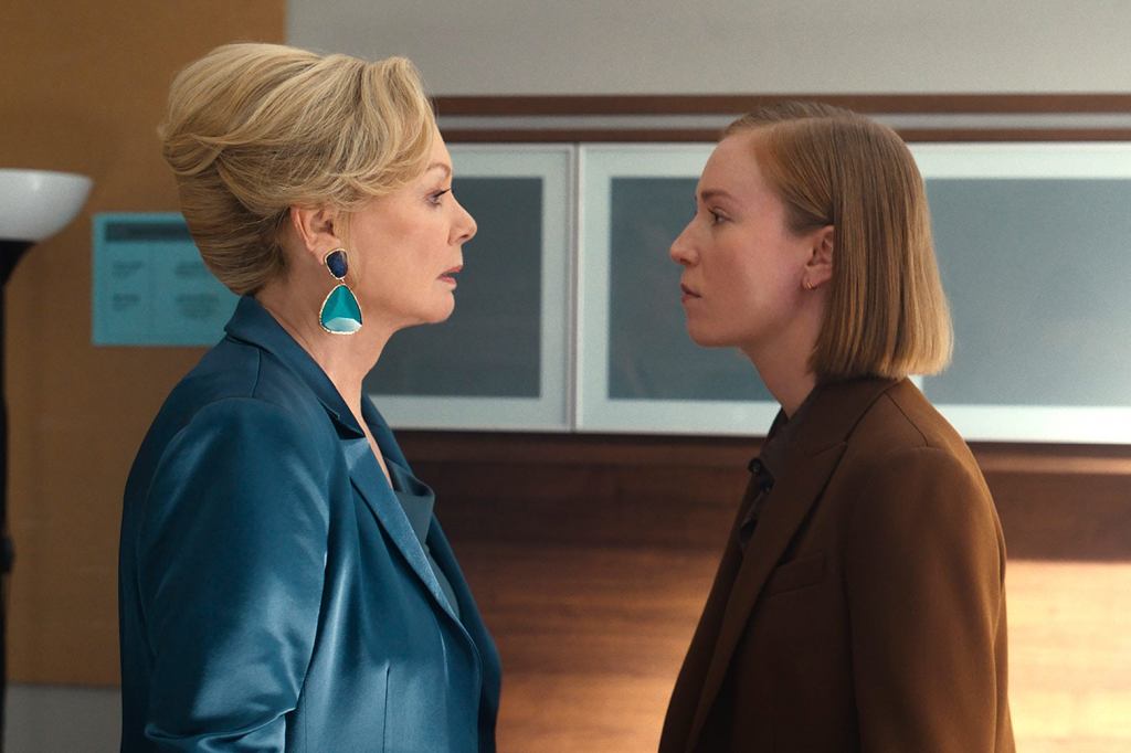 Jean Smart and Hannah Einbinder facing off in hacks.