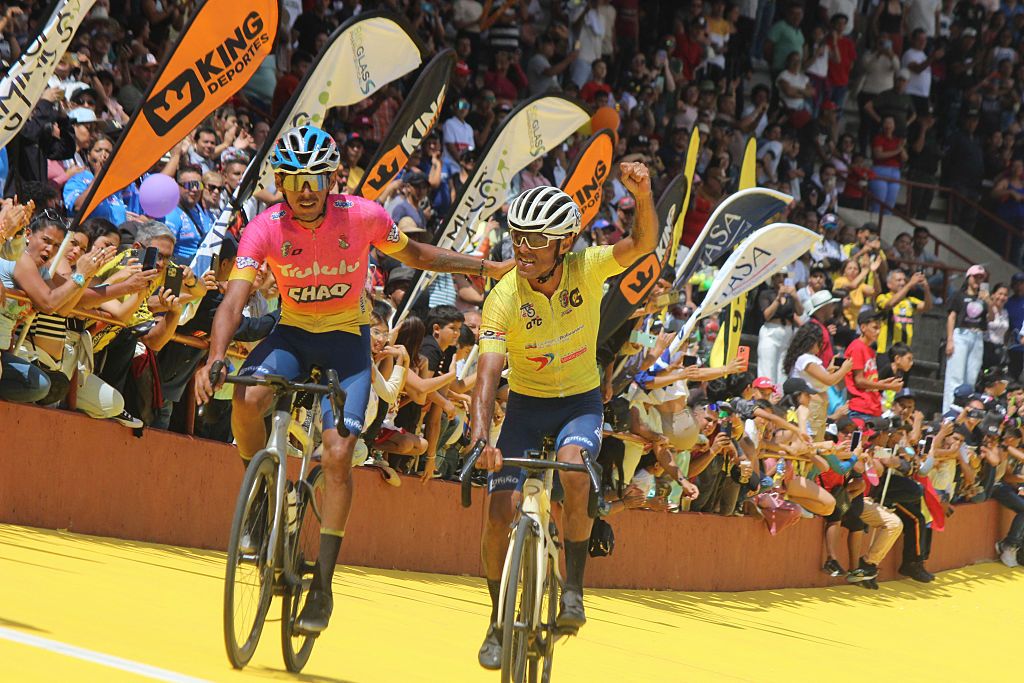 Venezuela's Eduin Becerra (R), from team Trululu Grupo La Guacamaya, celebrates after winning the 60th 'Vuelta al Tachira' road bicycle race between San Rafael del Pi&ntilde;al and Cerro del Cristo Rey in San Cristobal, Tachira State, Venezuela on January 19, 2025. (Photo by Johnny PARRA / AFP)