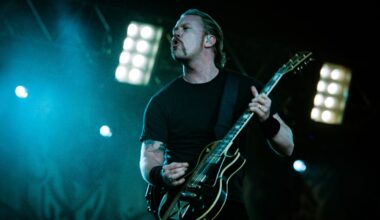 James Hetfield on stage singing in 2003