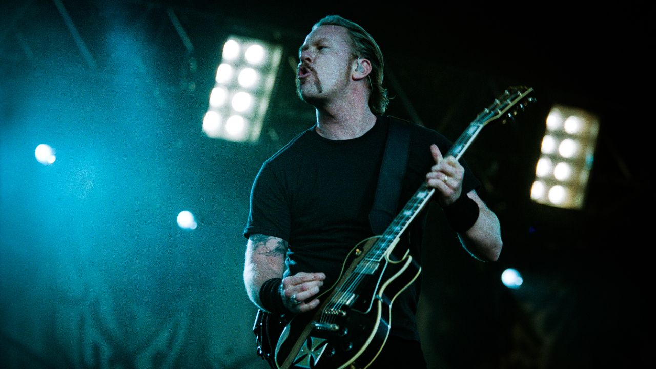 James Hetfield on stage singing in 2003