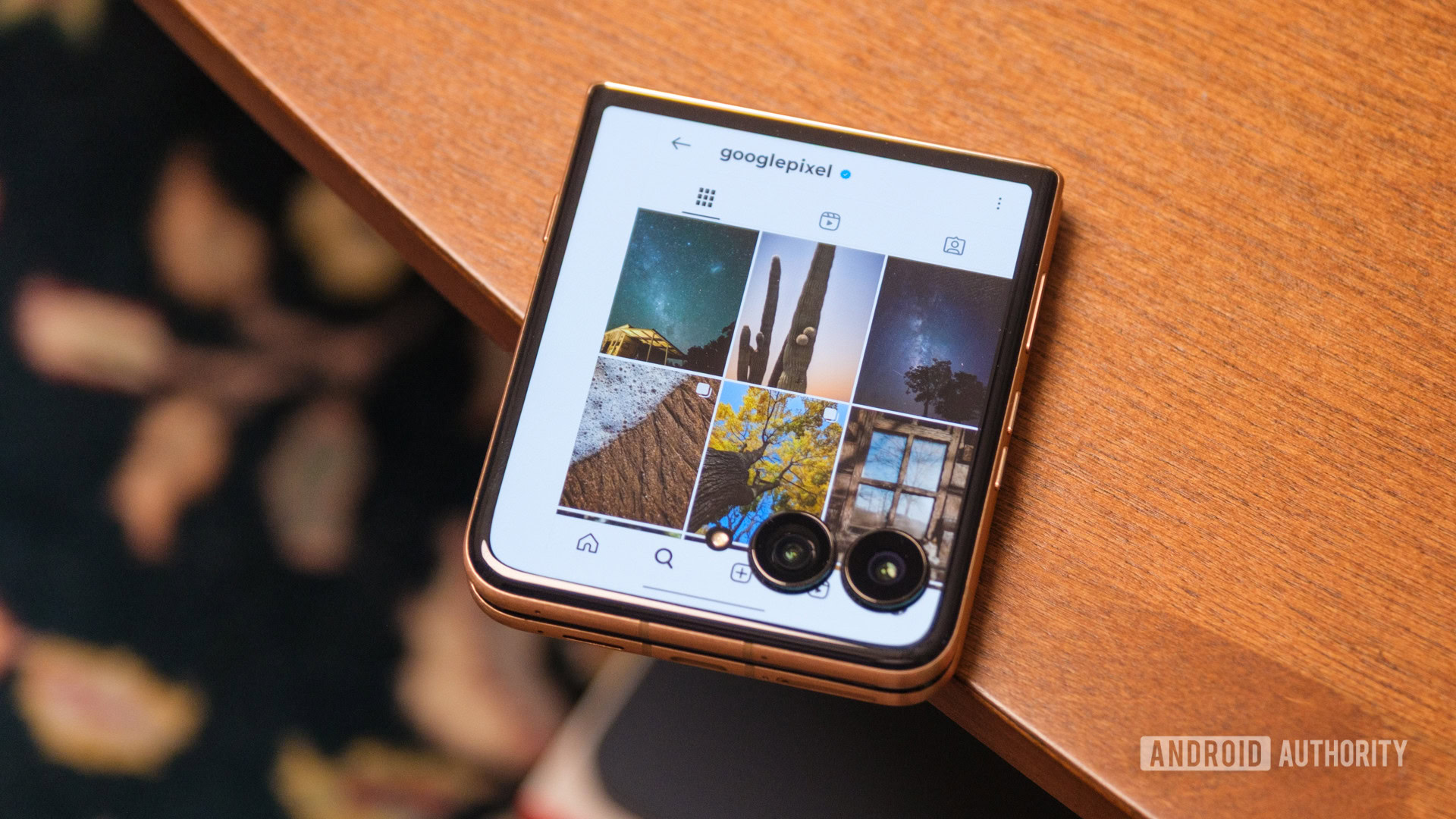 Motorola Razr Ultra instagram interface
