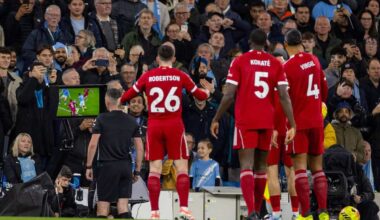 MANCHESTER, ENGLAND - Sunday, November 9, 2025: Referee Chris Kavanagh sent to the monitor to review a potential penalty for Manchester City during the FA Premier League match between Manchester City FC and Liverpool FC at the City of Manchester Stadium. (Photo by David Rawcliffe/Propaganda)