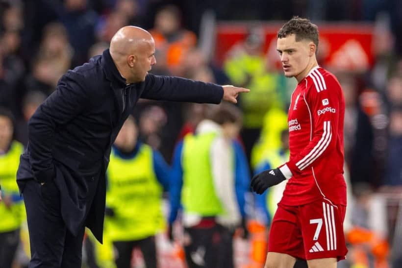 LIVERPOOL, ENGLAND - Wednesday, December 3, 2025: Liverpool's Florian Wirtz receives instructions from head coach Arne Slot (L) during the FA Premier League match between Liverpool FC and Sunderland AFC at Anfield. (Photo by David Rawcliffe/Propaganda)