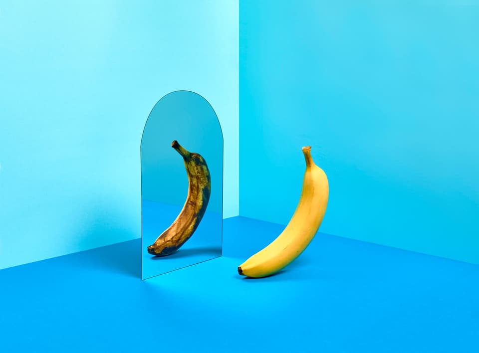 banana facing a mirror