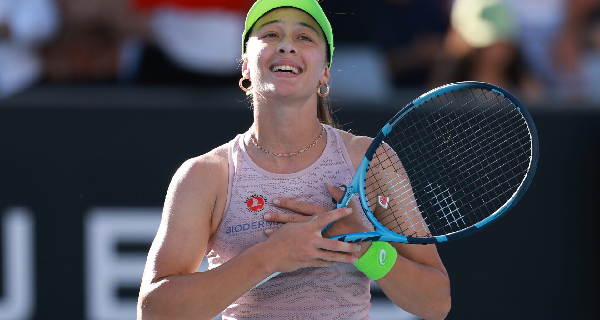 Sonmez aids ballkid, posts upset in Melbourne