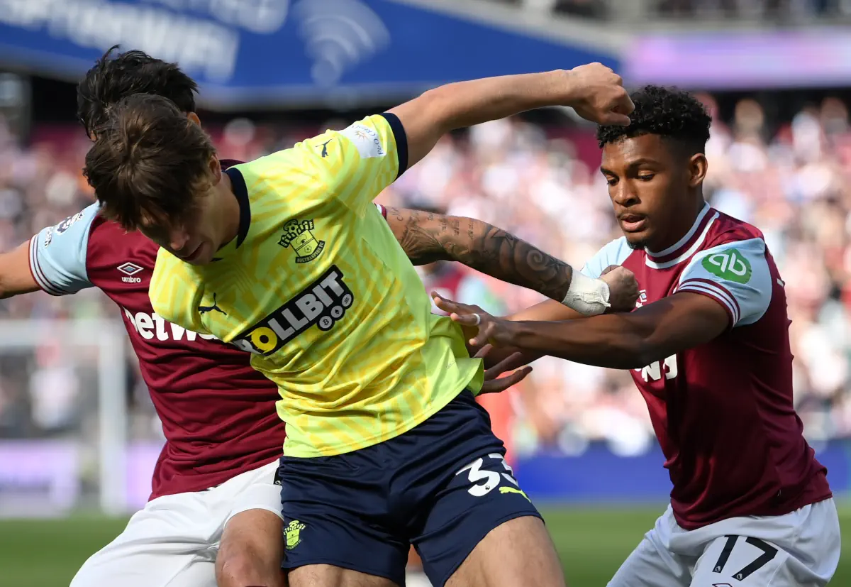 Tyler Dibling battles Luis Guilherme for the ball