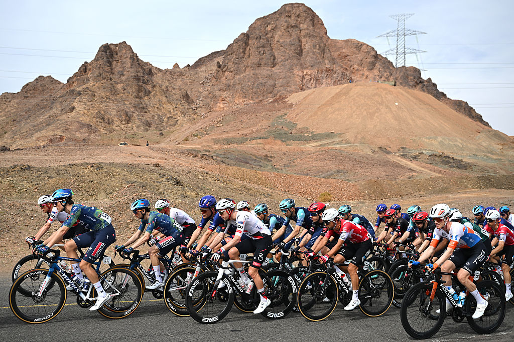 2026 AlUla Tour: Vermaerke (6-L) in the middle of the pack during his first race with his new team.