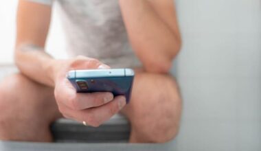 The dirty truth about using your phone in the bathroom