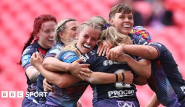 Wigan Warriors celebrate winning the 2025 Women's Challenge Cup