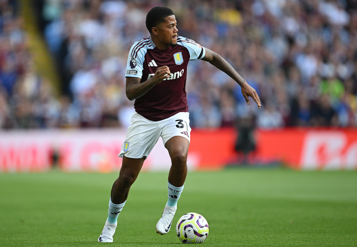 BIRMINGHAM, ENGLAND - AUGUST 24: Leon Bailey of Aston Villa runs with the ball during the Premier League match between Aston Villa FC and Arsenal FC at Villa Park on August 24, 2024 in Birmingham, England. (Photo by Shaun Botterill/Getty Images)