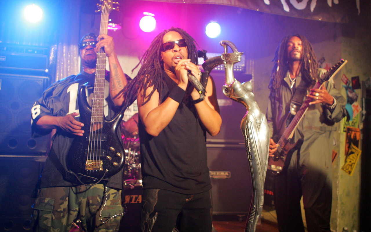 Lil Jon, Snoop and more rock out and enjoy themselves behind the scenes of the Twisted Transitor video.