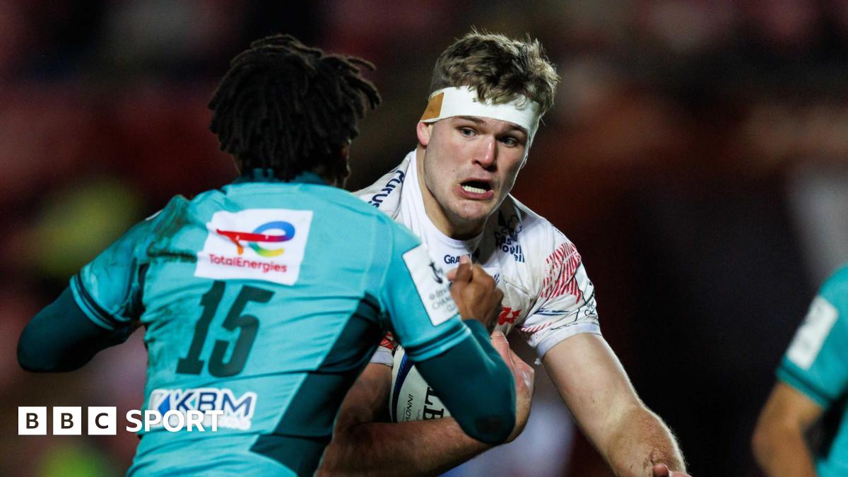 Taine Plumtree fends a Pau tackle