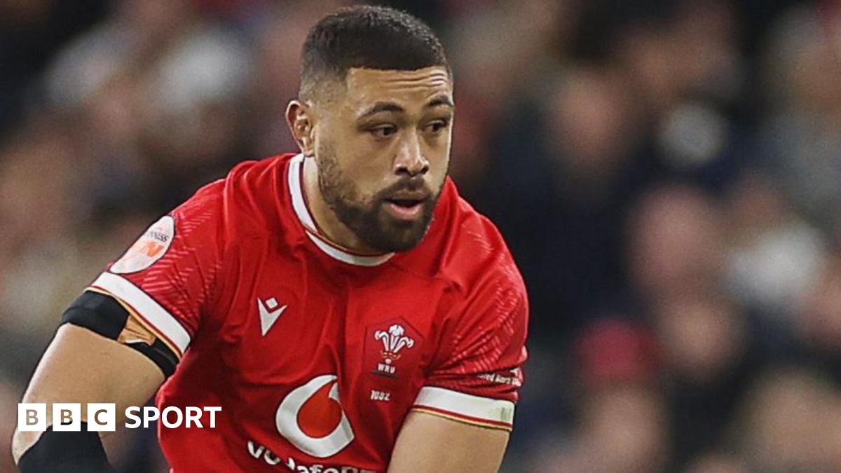 Taulupe Faletau attacks for Wales