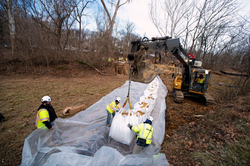 Workers build a cofferdam to stop the flow of raw sewage into the Potomac River after a massive sewage pipe rupture in Glen Echo, Maryland, on Friday.