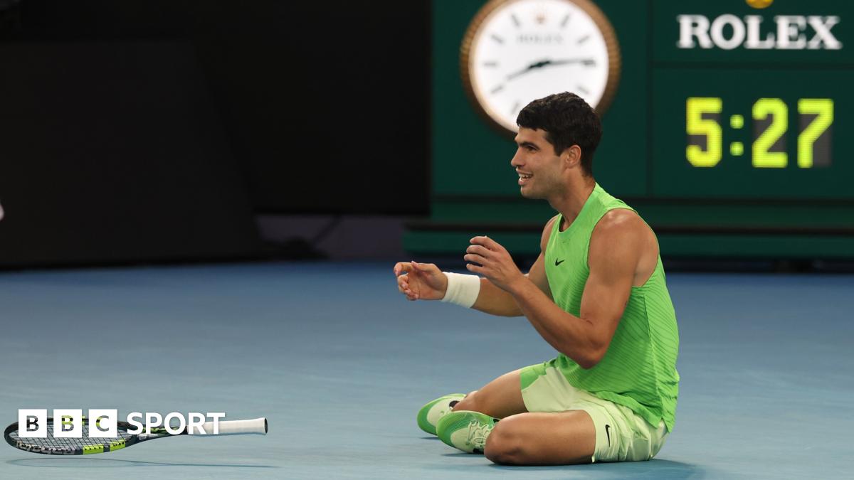 Carlos Alcaraz receives treatment from the physiotherapist during the third set against Alexander Zverev