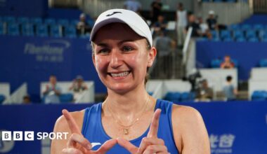 Tim Henman, Katie Swan, Billy Harris, Emma Raducanu and Olivia Nicholls holding a Union Jack