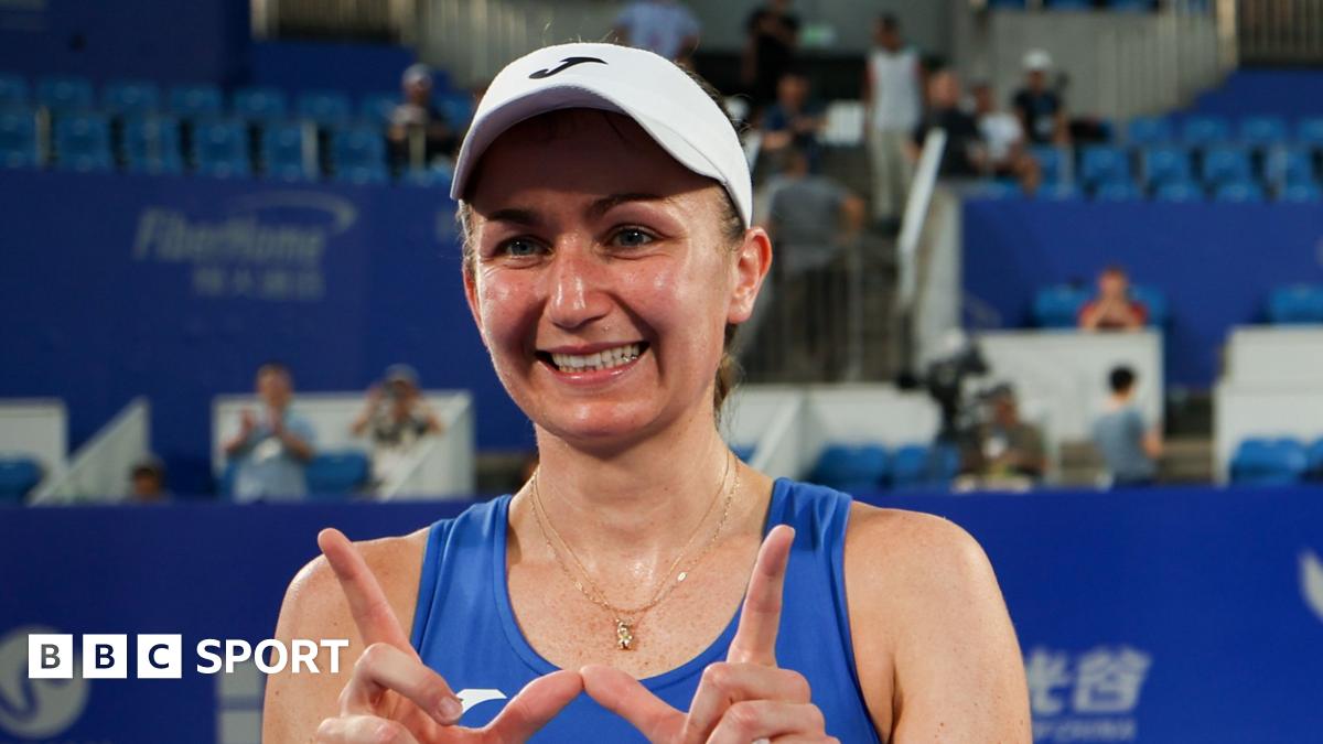 Tim Henman, Katie Swan, Billy Harris, Emma Raducanu and Olivia Nicholls holding a Union Jack